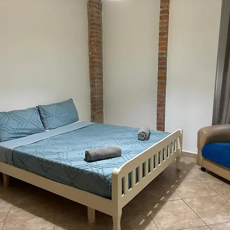 Lydia's 3 Bedroom Flat In