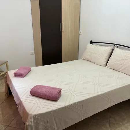 Apartment Lydia's 3 Bedroom Flat In